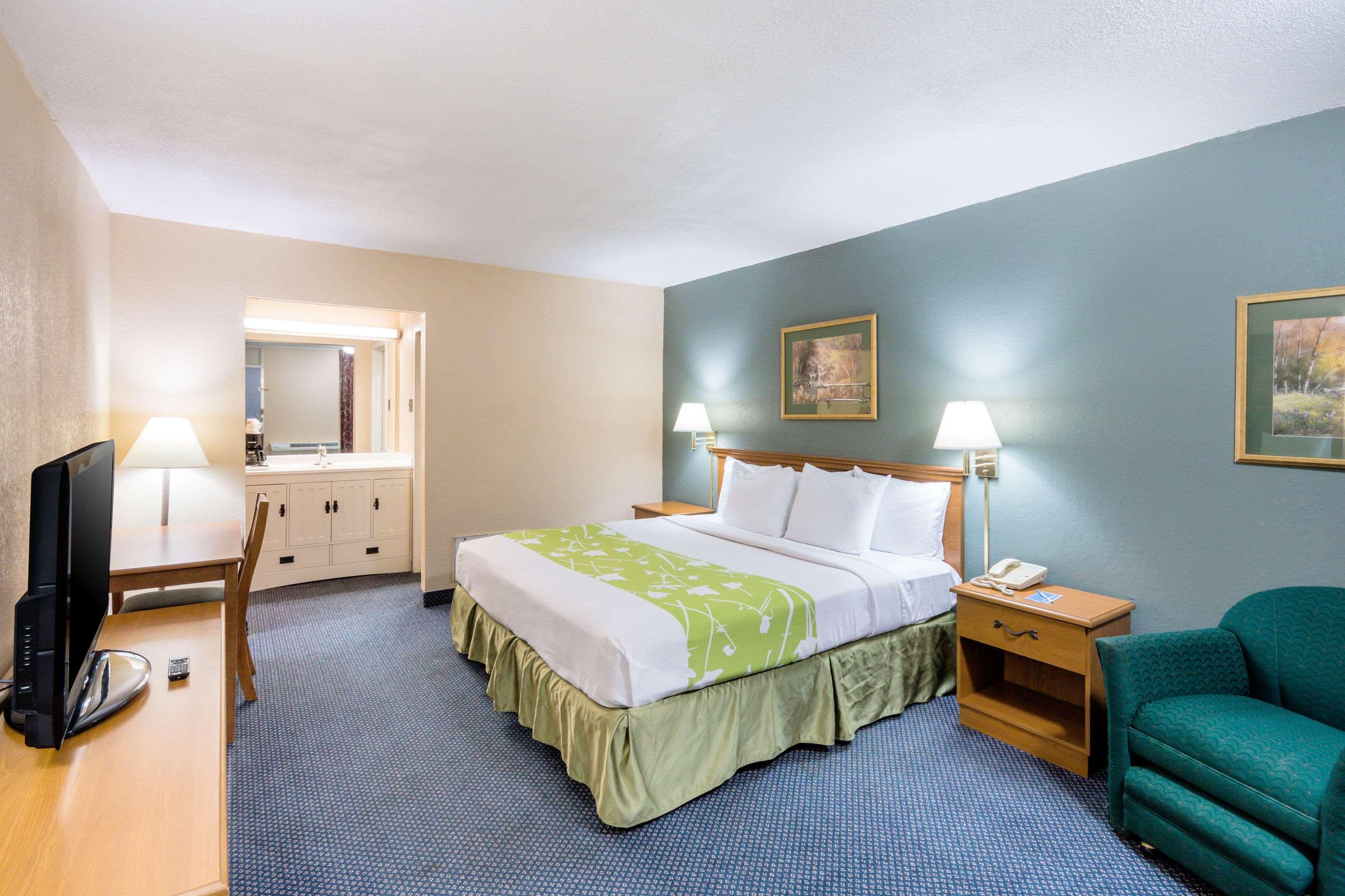 Rodeway Inn And Suites Portsmouth Exterior photo