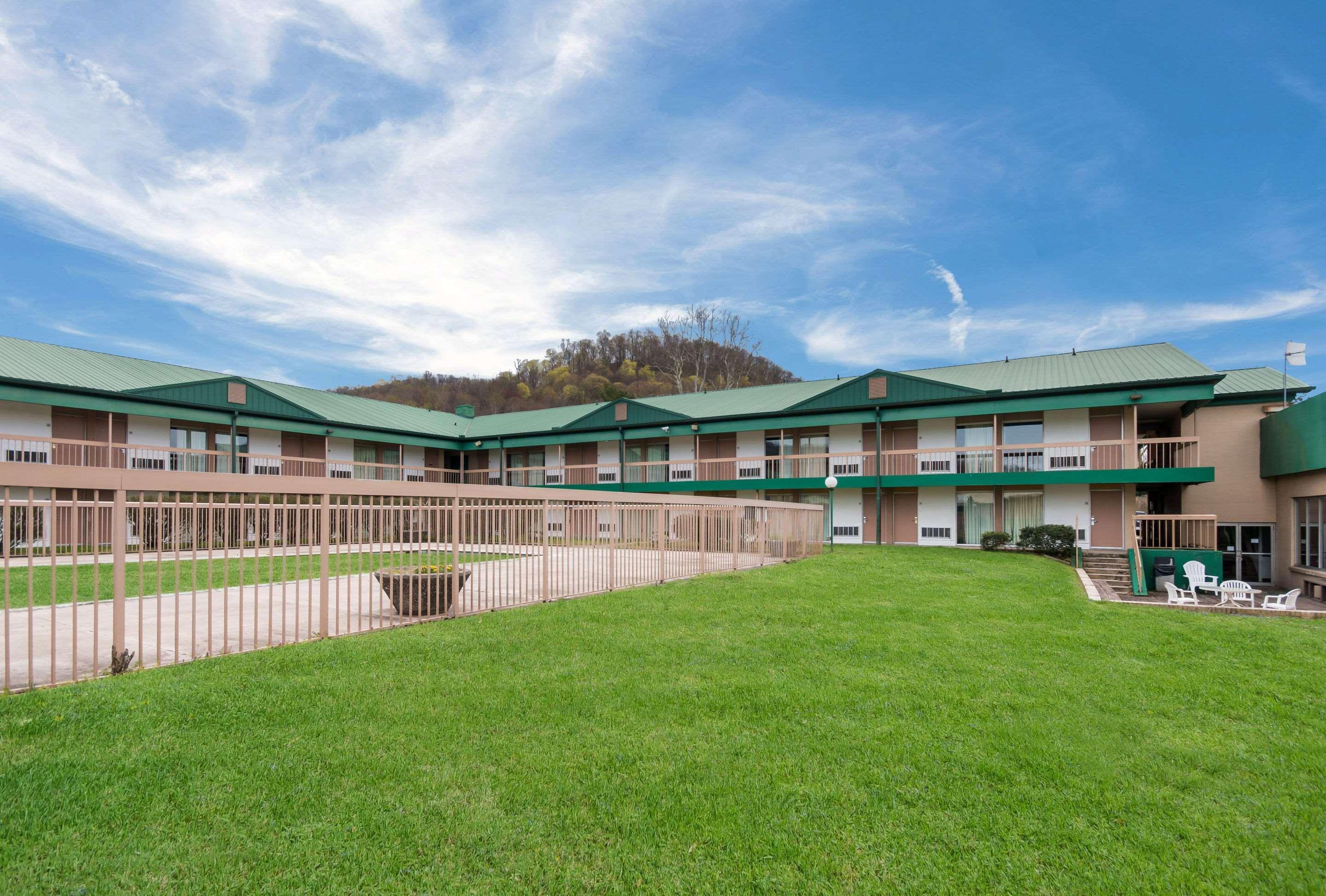 Rodeway Inn And Suites Portsmouth Exterior photo