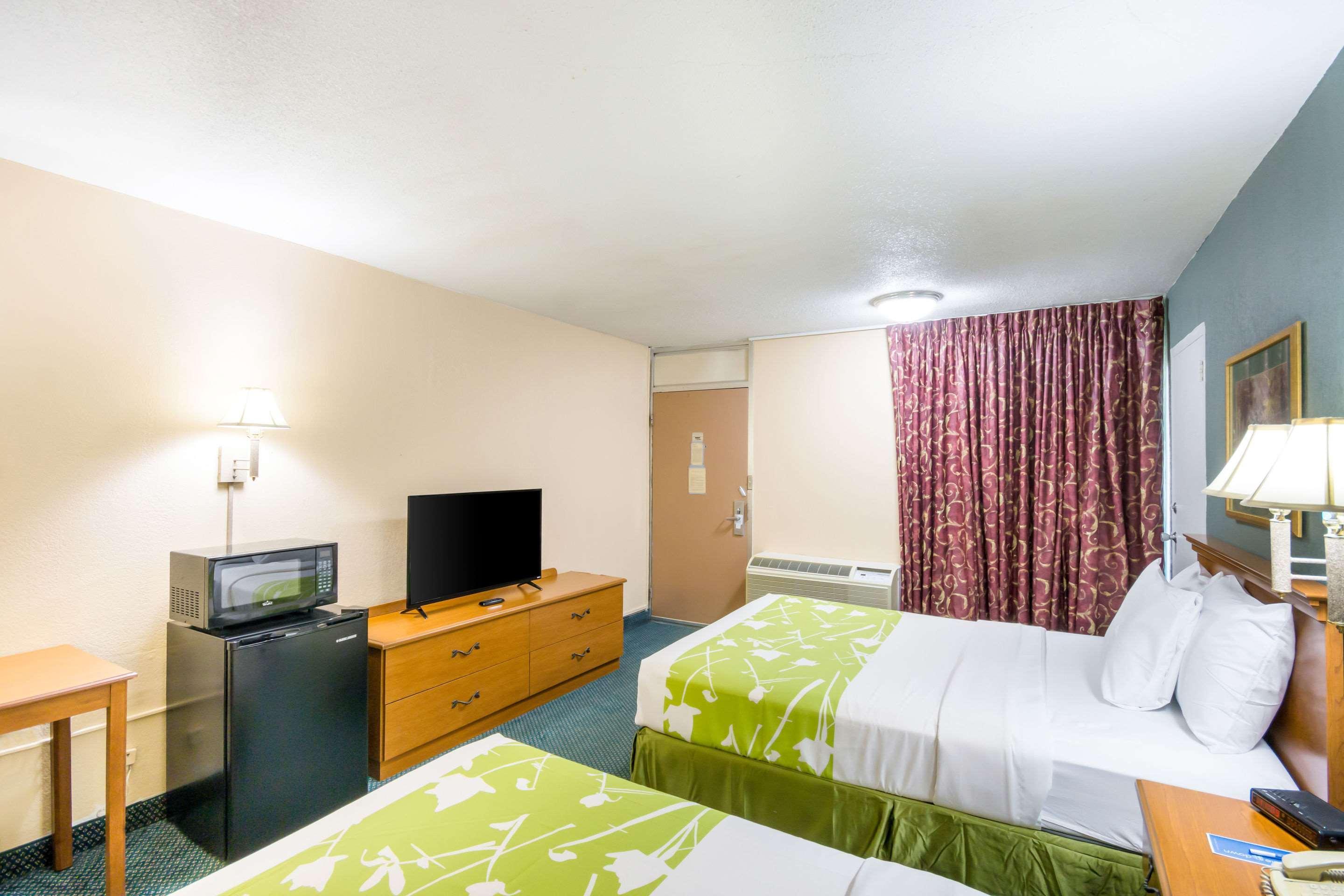 Rodeway Inn And Suites Portsmouth Exterior photo
