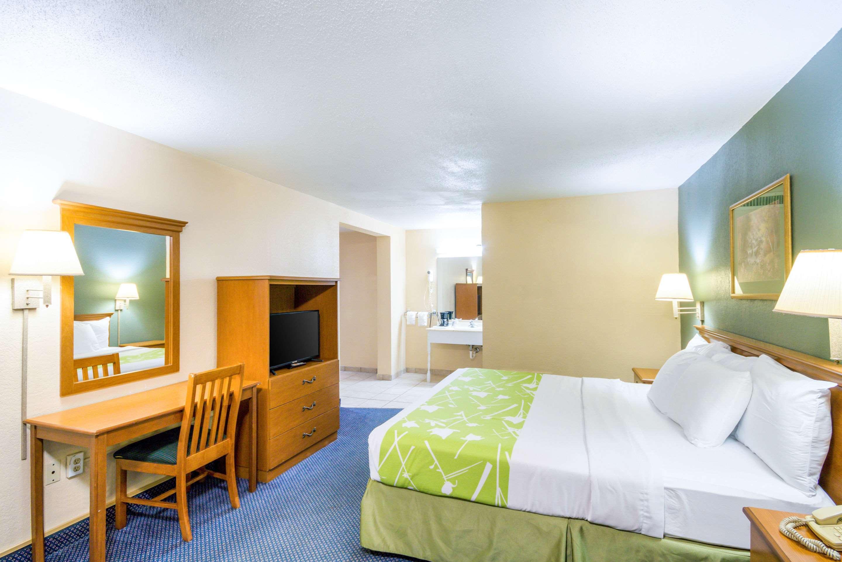 Rodeway Inn And Suites Portsmouth Exterior photo